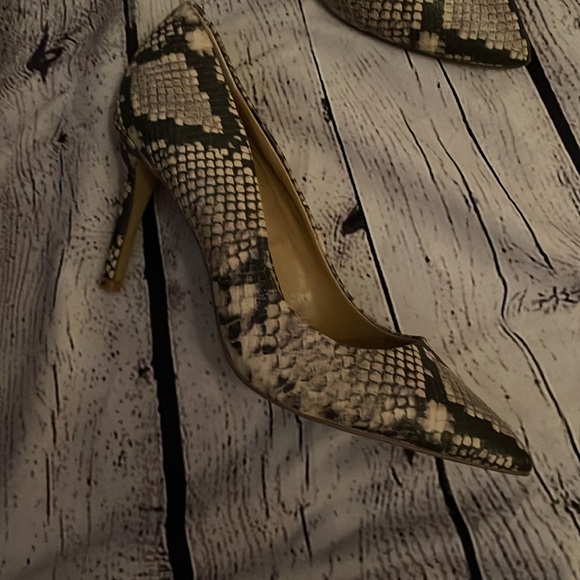 Steve Madden size 10, faux snakeskin pumps. 3” heel. Black/tan. - Picture 2 of 4